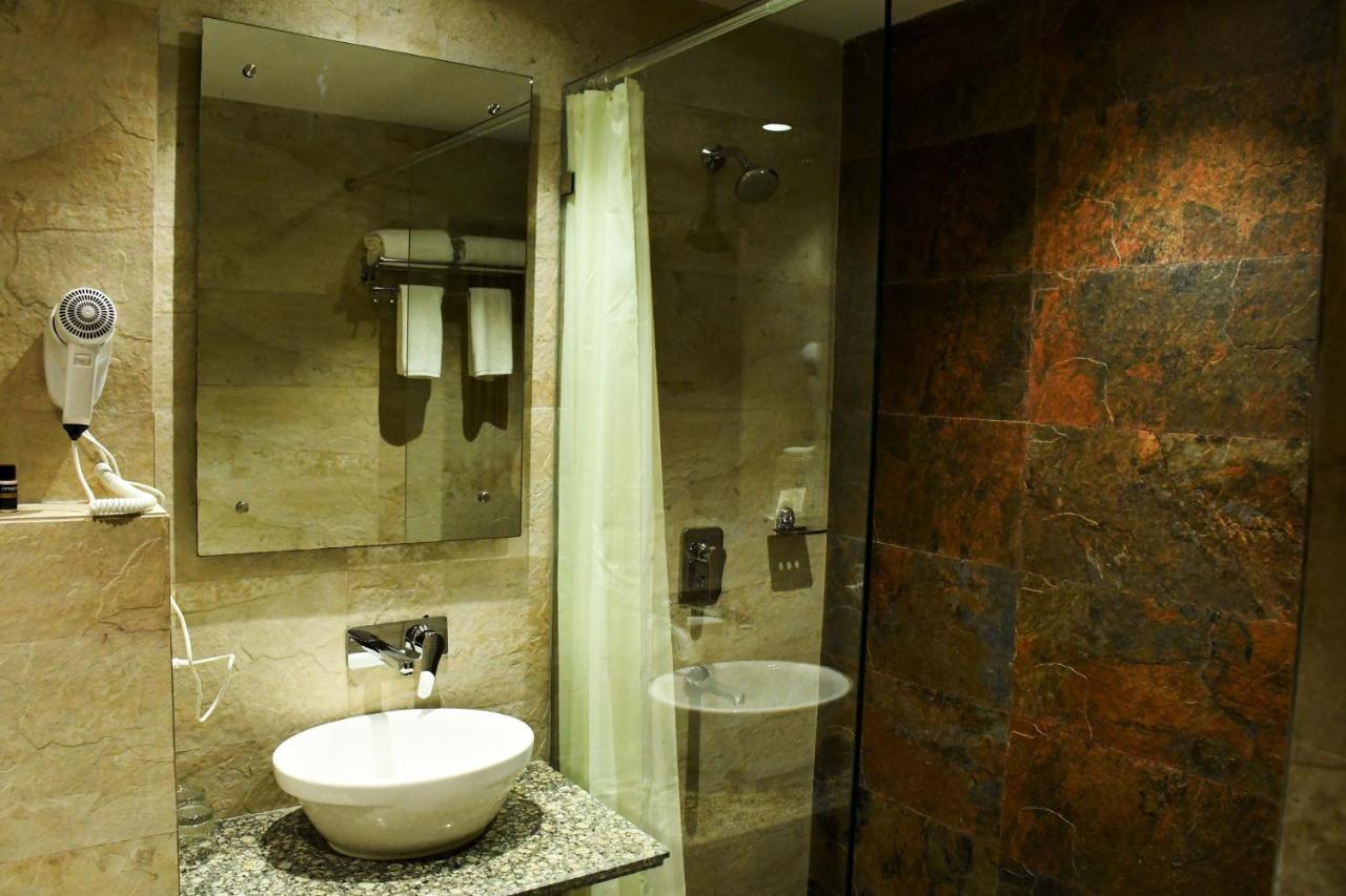 Lynq Aero Hotell Kolkata Eksteriør bilde