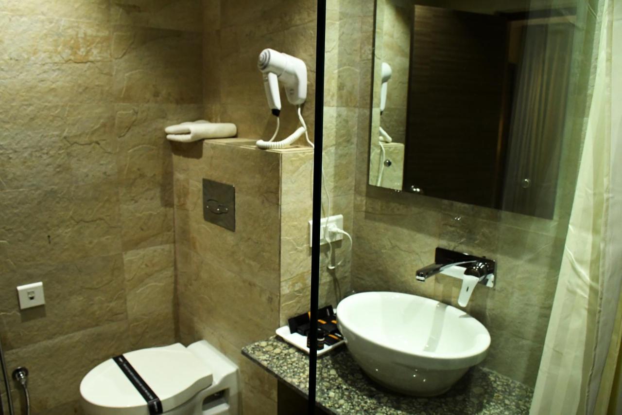 Lynq Aero Hotell Kolkata Eksteriør bilde